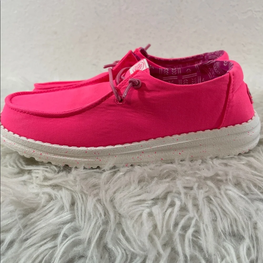 HEY DUDE YOUTH WENDY CANVAS SLIP-ON SHOE (NEON PINK) Size 4 NEW
